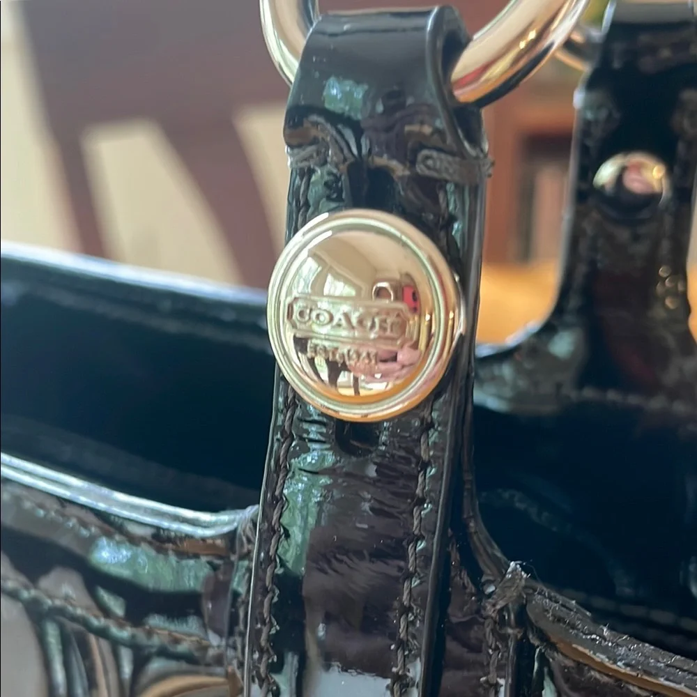 Elegant Black Patent Leather Tote Bag - Picture 3 of 7